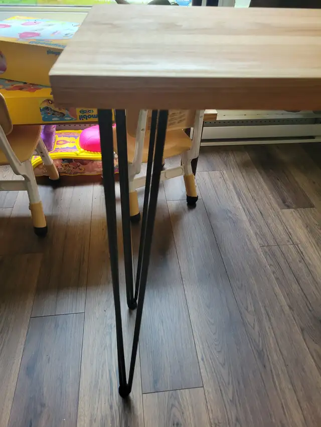 oak  entry way table or kitchen side table in Other Tables in Oshawa / Durham Region - Image 5