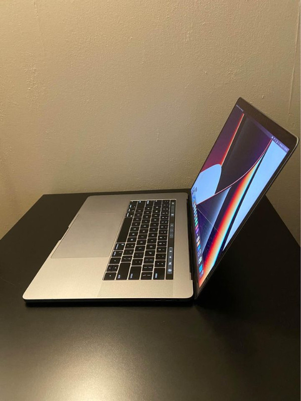 MacBook Pro (15-inch, 2018)2.2GHz 6 Core i7/16GB RAM/256GB SSD in Laptops in City of Toronto