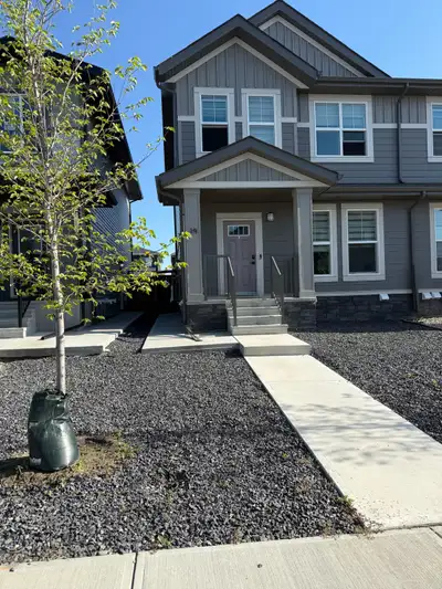 3 bedroom 2.5 bathroom house with garage