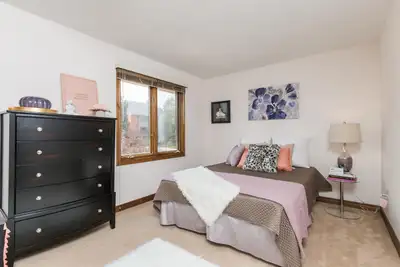 LARGE FURNISHED BEDROOM IN QUIET HOUSE NEAR WESTERN – INCLUSIVE