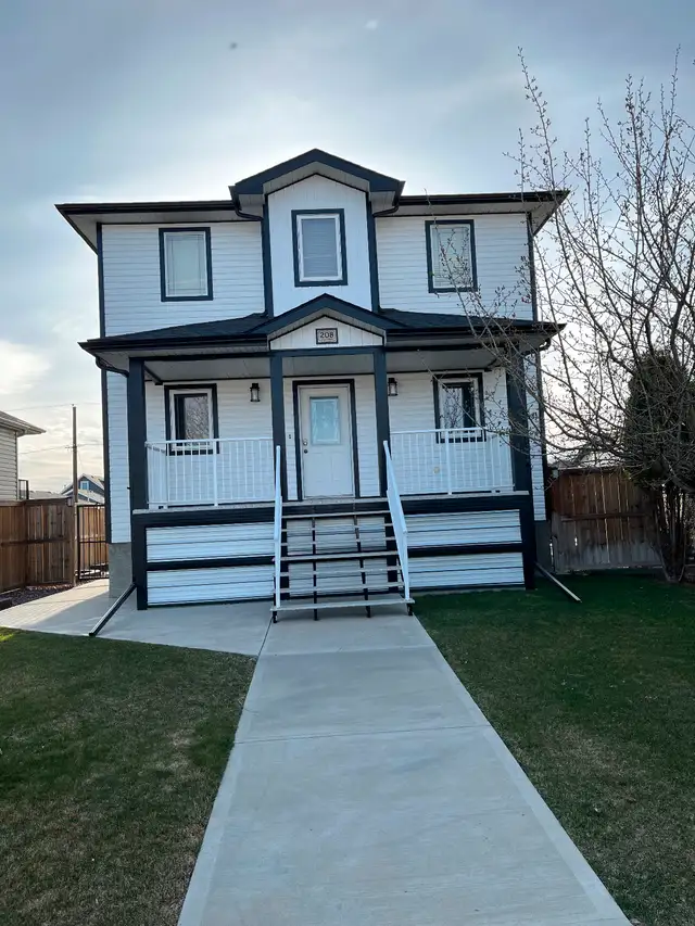 Eavestrough,siding,soffit and fascia in Lawn, Tree Maintenance & Eavestrough in Medicine Hat - Image 5