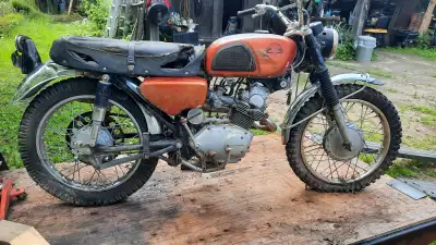 1968 HONDA CL125 "SCRAMBLER" 2 cyl., dual exhaust, dual carb., chrome is in good condition. Restorat...