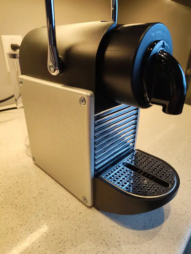 Nespresso Pixie Espresso Machine in Coffee Makers in Ottawa - Image 5