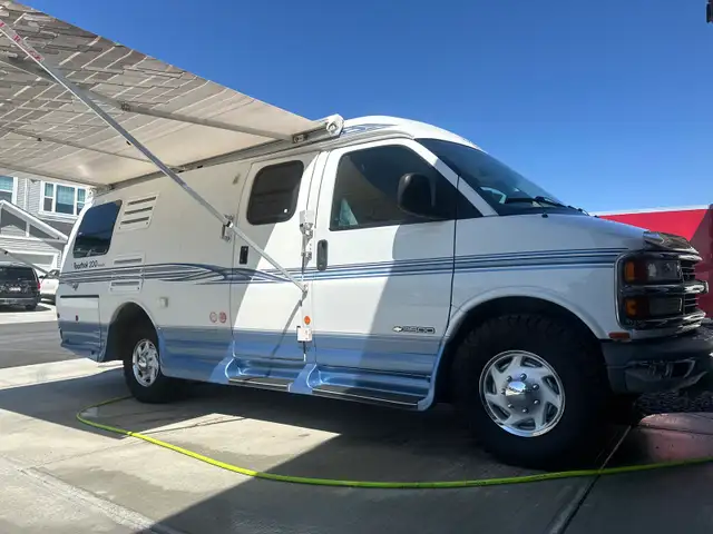 2000 Roadtrek Versatile 200 - Very Low kms - Excellent Condition in RVs & Motorhomes in Calgary - Image 2