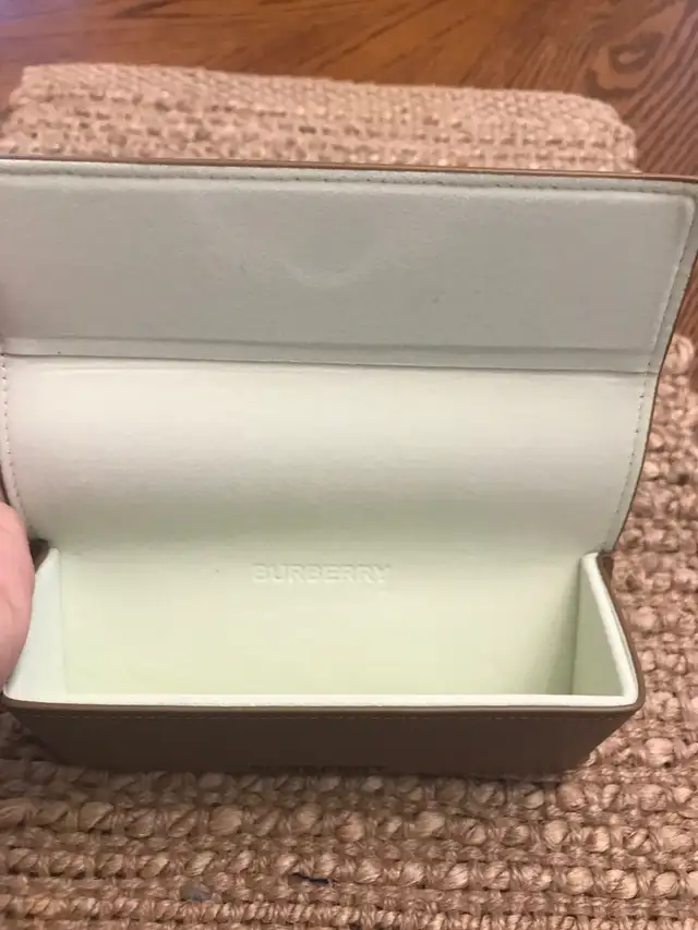Burberry Eyeglass Case in Women's - Bags & Wallets in Markham / York Region - Image 4