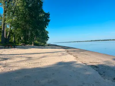 Chalet avec plage privée à 45 min de MTL , location à la semaine, View more