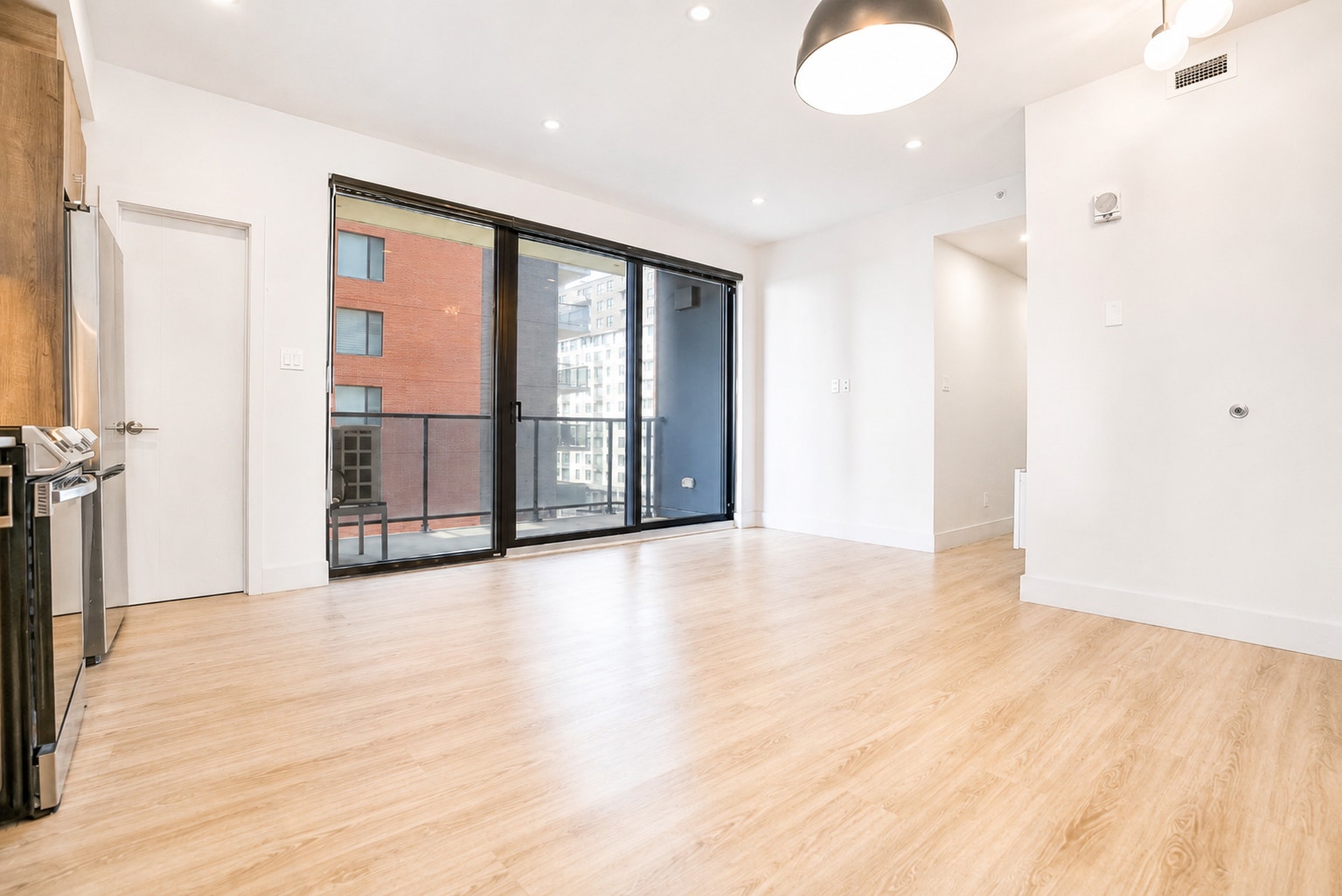 Spacious 2 Bed / 1 Bath Apartment in LaSalle for rent — photo 3