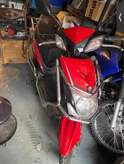 Emmo hornet, Battery needs to be replaced, comes with charger and back compartment. Need gone text m...