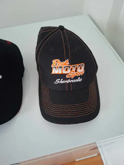 4 casquettes lieu non fumeur prix 10.00 chacune , View more
