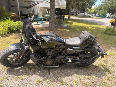 Harley Sportster S 2022. Environ 9,300 KM. Aucun dommage. Roule super bien! Vient avec Windshield cl...