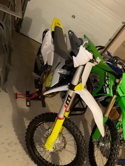 Selling my Husqvarna 2024 FC450 with only 12 hours of use,oil has been changed twice, it's practical...