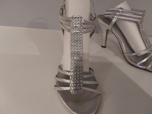 Silver sandals, size 37 (7) in Women's - Shoes in Oshawa / Durham Region - Image 3