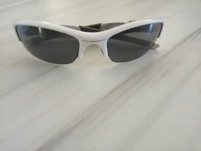 Oakley Flak Men’s Sunglasses in Other in Calgary - Image 4