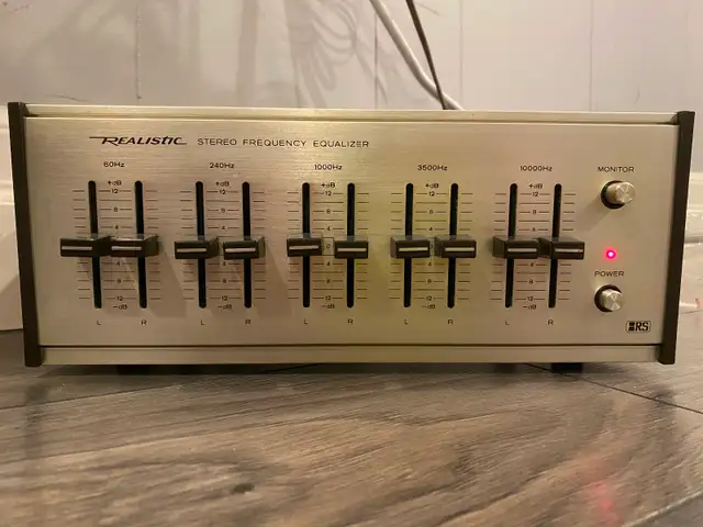 Vintage Realistic Stereo Equalizer in Stereo Systems & Home Theatre in St. Catharines - Image 2