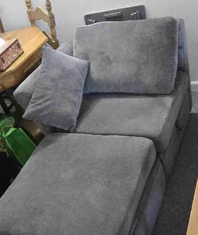 Fauteuil et repose pied, View more