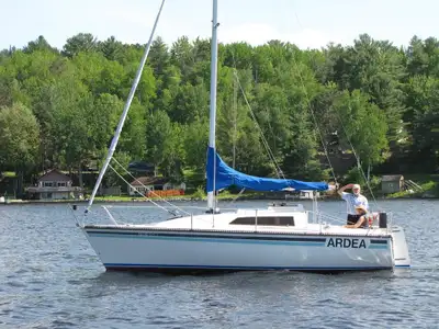 Well Equipped vessel with newer 9.9 Yamaha outboard >Jib and main sail are very good condition . Com...
