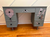 Bureau pour enfant / Kid’s desk- Meilleure offre acceptée!