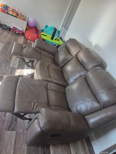 Plaza Leather 3 Seater. 2 Side Seats Recline. Downsizing and dont need anymore.