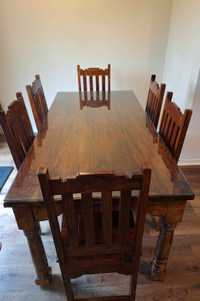 35” x 71” dining table, 6 chairs. Table a manger, 6 chaises