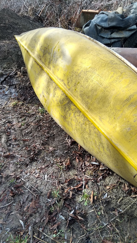 16' Frontiersman fibreglass canoe , old but usable. 400$ in Canoes, Kayaks & Paddles in Vernon - Image 2