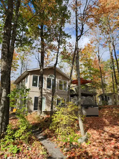 Deerview Cottage on Patterson Lake - 8 Guests - Just 1 hour from Ottawa! 4.9-star rating on Airbnb!...