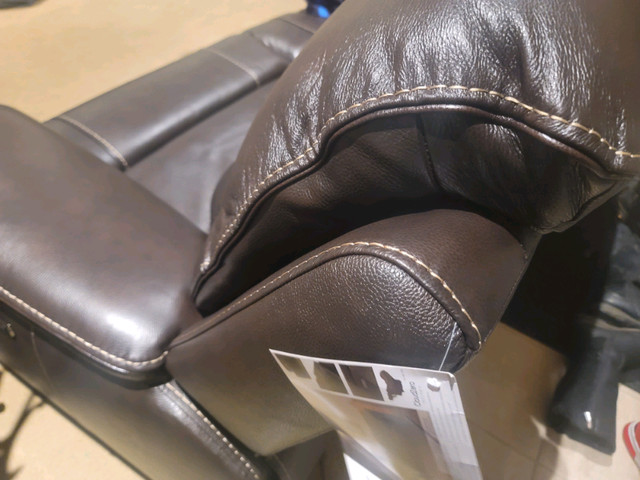 NEW GENUINE LEATHER    SOFA SET   WITH POWER RECLINERS/HEADRESTS in Couches & Futons in Mississauga / Peel Region - Image 3