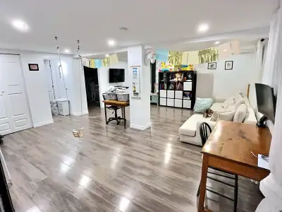 Environ 1 500 pi² sur deux niveaux, dans un duplex tranquille 3 chambres fermées : 2 au rez-de-chaus...