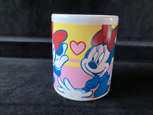 Disney Minnie Mouse Mug with Heart Shaped Handle dans Vaisselle et articles de cuisine  à Ville de Montréal - Image 3