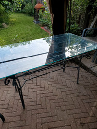 Table de patio en fer forgé et verre