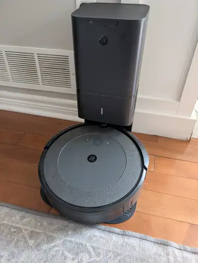 Keep your floors spotless with this pre-loved iRobot Roomba i4+ robot vacuum, featuring an automatic...