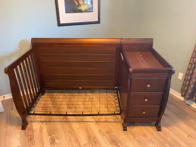Originally purchased from BuyBuyBaby in 2021-2022 as the DaVinci Kalani crib and table. Selling as o...