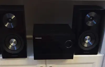 Samsung FM/AM Radio/ Tuner with speakers, View more