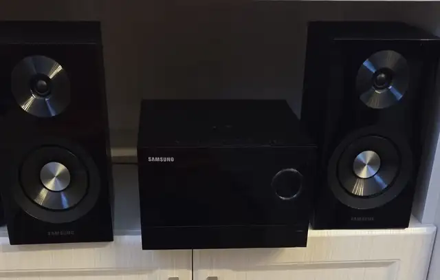 Samsung FM/AM Radio/ Tuner with speakers in Stereo Systems & Home Theatre in Markham / York Region - Image 2