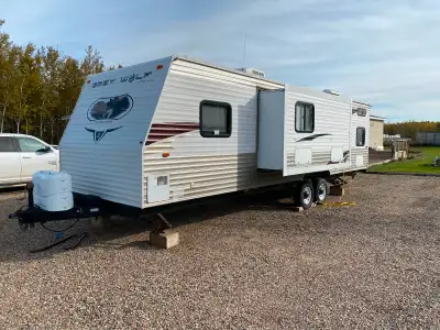 Selling Gre Wolf camper trailer A/C Sleeps 10 Quad bunks in back TV Everything works as it should El...