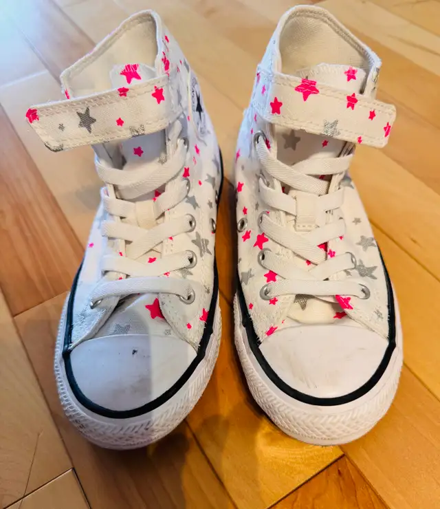Converse shoes girl sz 1.5