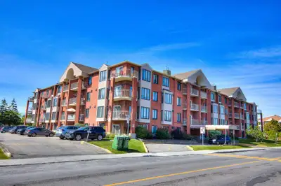 Disponible immédiatement. Bail annuel ou à court terme. Ce condo lumineux et spacieux de 2 chambres...