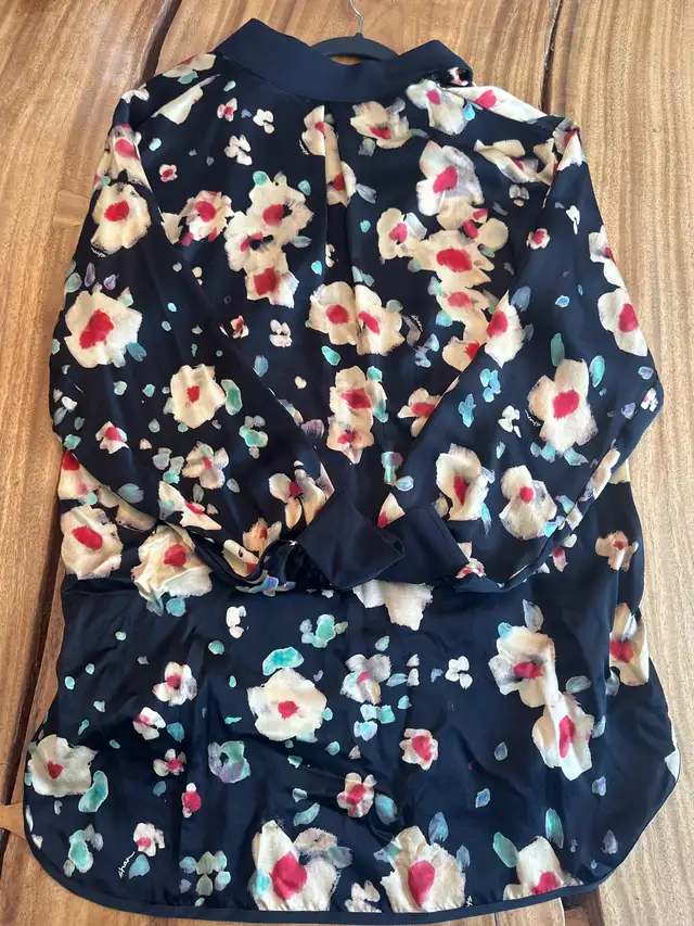 SHAN black silky blouse with floral pattern fits oversize in Women's - Tops & Outerwear in Laurentides - Image 4