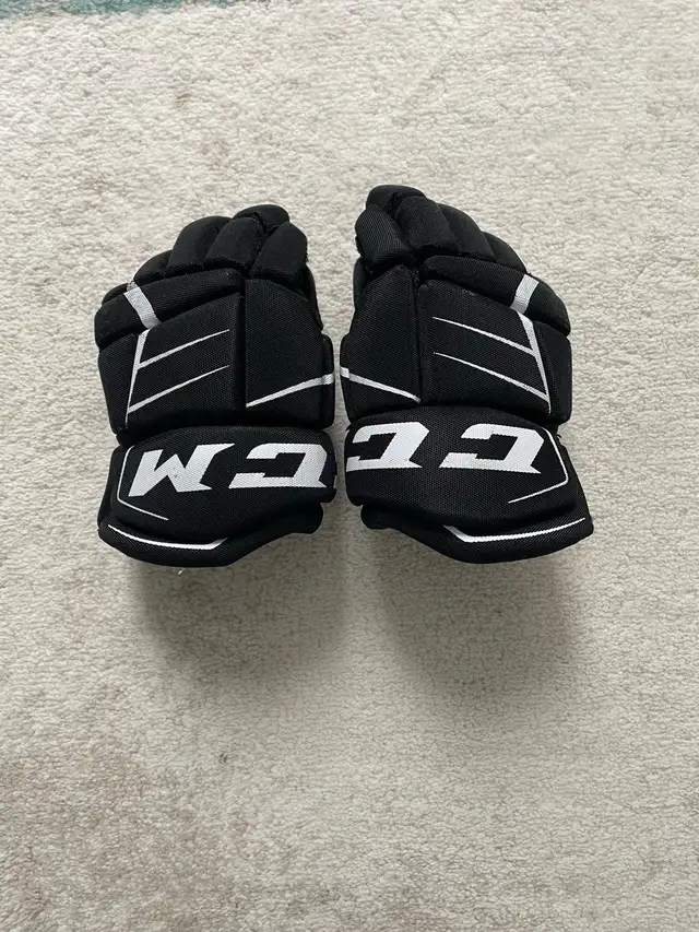 CCM Youth hockey gloves Jetspeed FT1 9” in Hockey in Oakville / Halton Region - Image 2