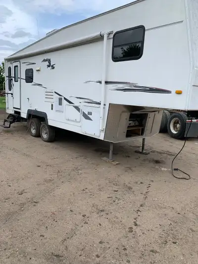 2004 Artic Fox, 28feet, 4 season Artic pkg, new tires, camper in very good condition, everything wor...