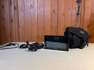 GPS garmin presque jamais utiliser. En bonne état. Viens avec le sac et ses accessoires. AUCUNE LIVR...