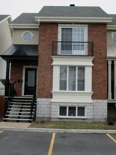 Maison de ville à Boucherville sur 3 étages: 3 chambres, 2 salons, 2 salles de bain complètes et 1 s...