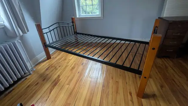 Base de lit simple in Beds & Mattresses in Laurentides - Image 4