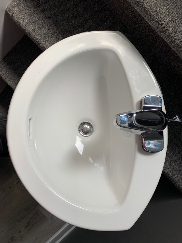 Lavabo et robinet dans Plomberie, éviers, toilettes et bains  à Longueuil/Rive Sud - Image 2