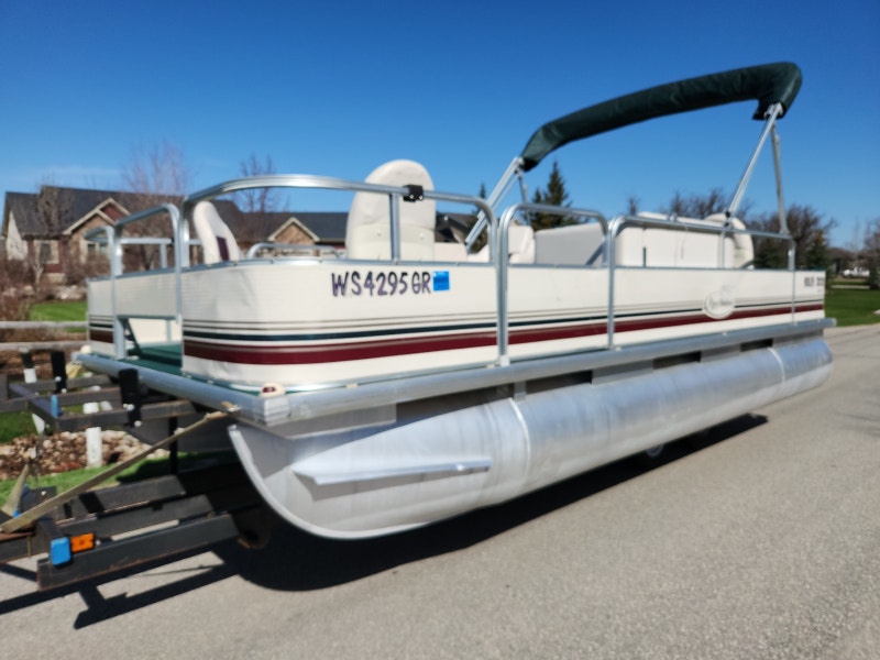 2004 MISTY HARBOR PONTOON WITH 4 STROKE 40HP. TRAILER INCLUDED