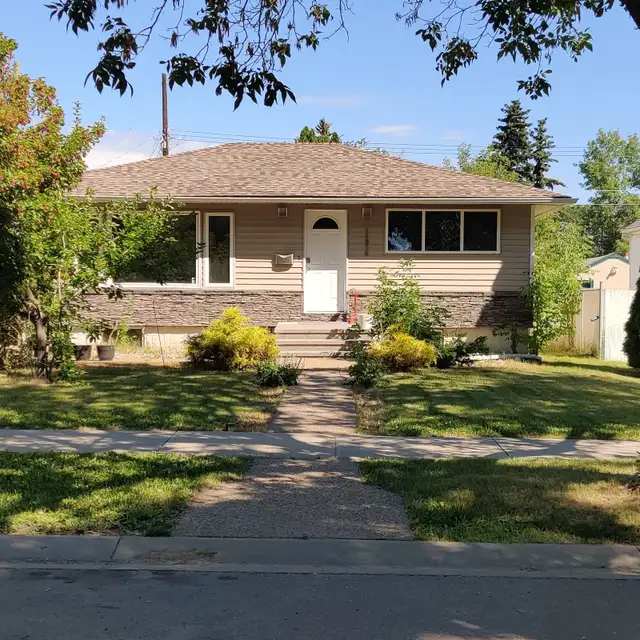 3-Bedroom Home in West-central Edmonton ( Grovenor Area)