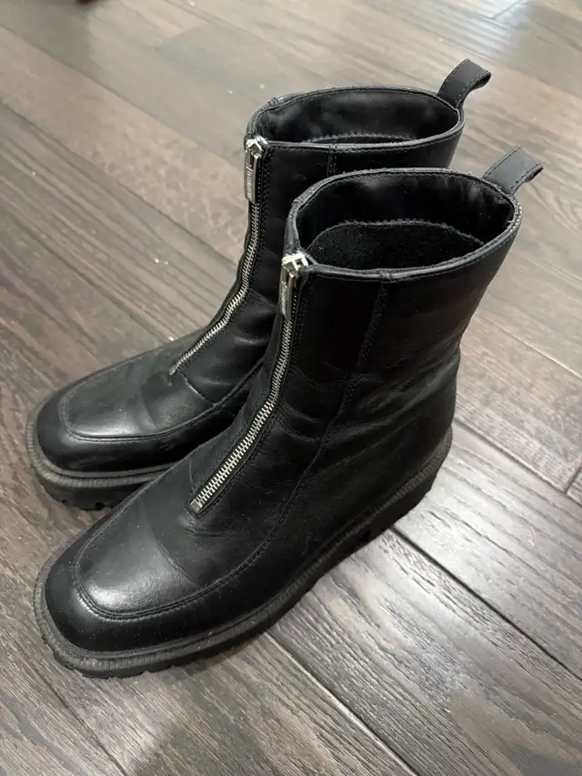 La canadienne waterproof Nash leather women’s boots size 10 in Women's - Shoes in City of Toronto - Image 4