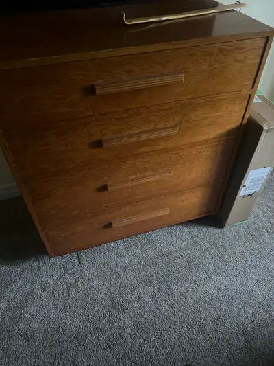 Nice solid wood dresser! Come pick up in Fallingbrook Orléans.