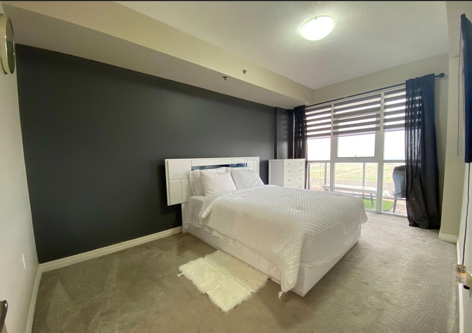 Grimsby 2+Den Condo 4