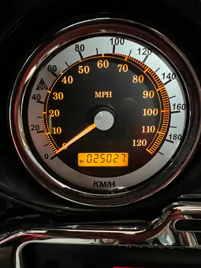 Très belle moto avec plusieurs ajouts et très bien entretenue