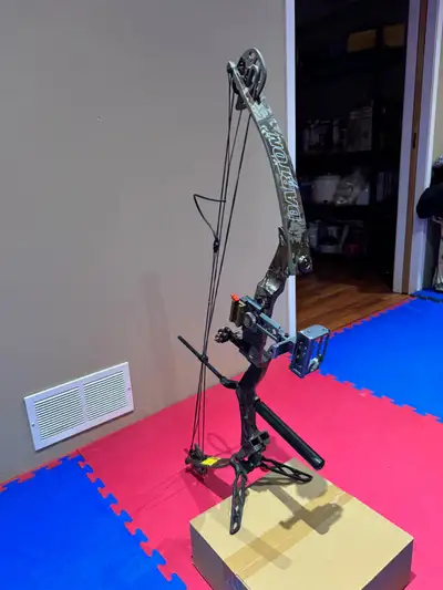 Darton hunting bow in good condition, draw weight 60-70 lbs.